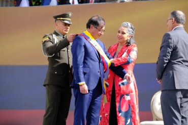 Con esperanza y cautela Con esperanza y cautela