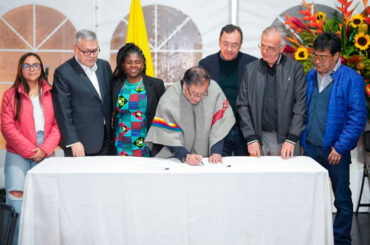 La Paz Total: avances, retos e interrogantes Firma de la Ley 418 de Paz Total