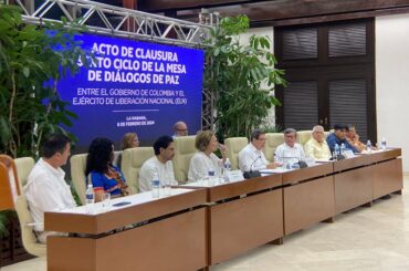 ELN: superar la crisis para construir la paz territorial Delegación de Paz del Gobierno de Colombia con el ELN. Foto tomada de @DelegacionGob en Twitter