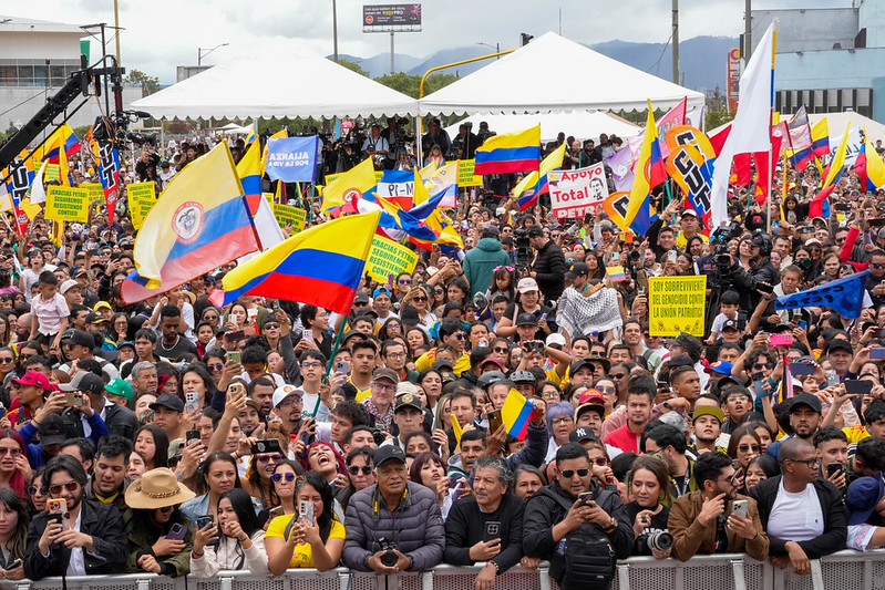 Más allá de los Populismos de izquierda y derecha: un intento de acercamiento complejo a la coyuntura política